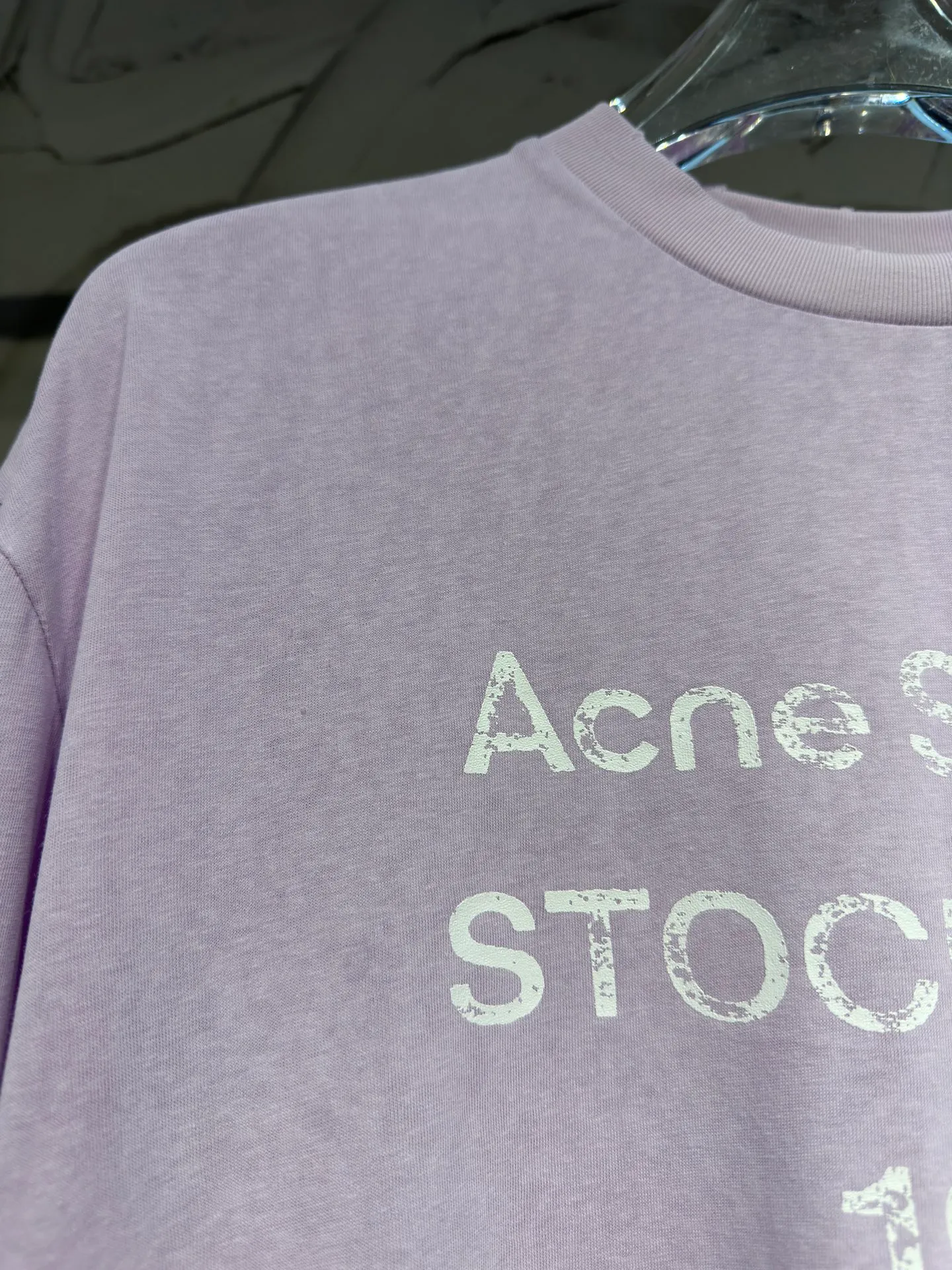 The highest version of Acne Studios long-sleeved Series distressed, dirty and mud-dyed long-sleeved T-shirts. The long-sleeved T-shirts with stir-fried colors and distressed edges are not picky. The snowflake cotton fabric feels soft and smooth and is not easy to wash. The fabric has been processed so it is sturdier than the quality ones in the counter. It can be used as sun protection clothing in summer. The same fabric as the original one is relatively thin. The feel and count are in place. The fried yellowing effect is cool. The printing effect is also in place. Details are online for comparison. 1 color four sizes #long sleeve t-shirt # #acne Color: White, Black, Light Blue, Light Pink, Purple Size: S M LXL
